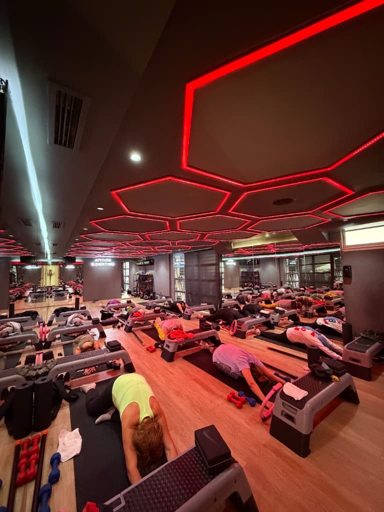 Studio BFIT - Éclairage Hexagonal Neon & Workout